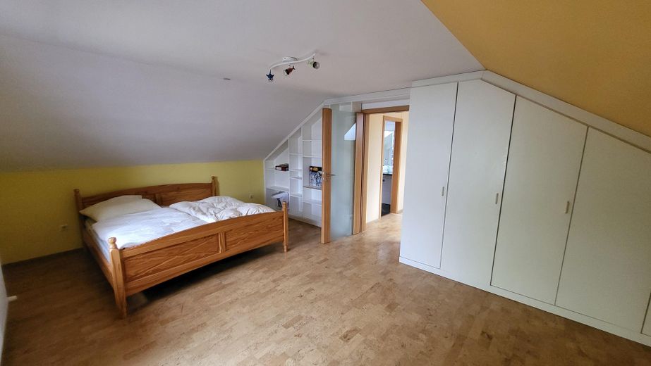 Detached single-family house in Sandhausen with plenty of space and 2 bedrooms on the ground floor – Schlafzimmer OG (Süd)