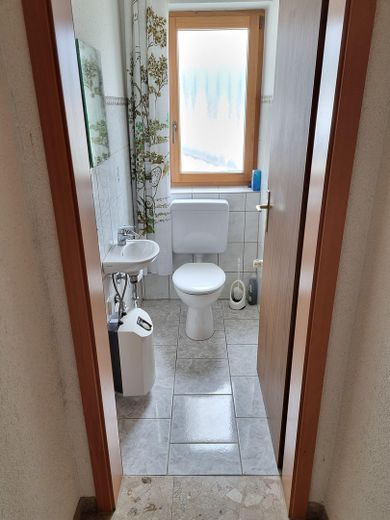 Großzügiges Einfamilienhaus mit 4 Garagen – Provisionsfrei – Ideal für große Familien – EG Gäste WC