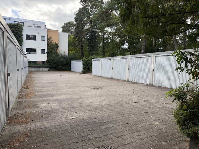 Grunewald 4 odalı daire, ayrıca bahçe, havuz ve garajlı suterre katı – Garagen Parkplatz