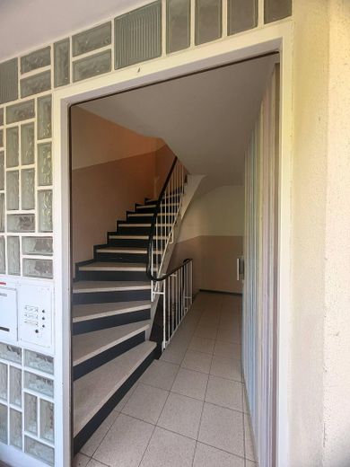 Stuttgart-Büsnau’nun en iyi konumunda çok yönlü çok aileli ev! Hemen taşınmaya hazır ve komisyonsuz! – EG - Treppenhaus