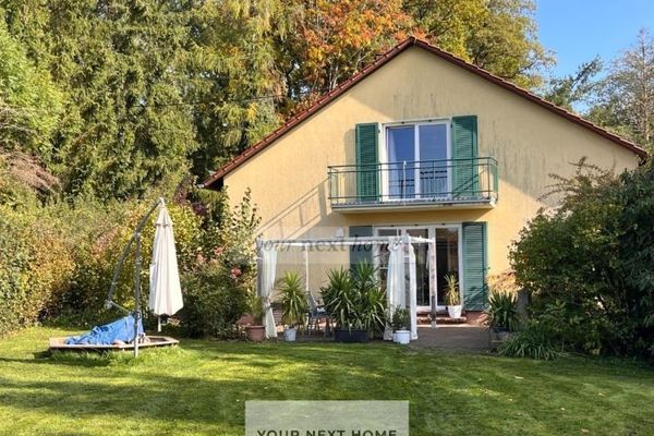 Eengezinswoning met 3 garages en bijgebouwen, evenals een grote tuin te koop.