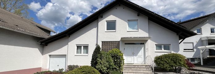 Dom jednorodzinny o powierzchni 1,5 kondygnacji z garażem w Malsch – Haus von Straße