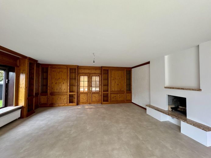 Heller 5-Zimmer-Bungalow mit Kamin, großem Garten & Doppelgarage | Stadtgrenze Hamburg – Wohnzimmer