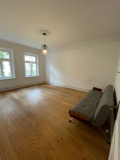 Charmante 2,5-Zimmer Altbauwohnung mit Stuck & Balkon – Hamburg-St. Pauli – Wohnzimmer