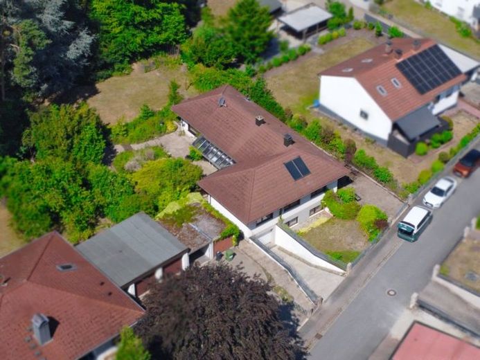 Großzügiges Familiendomizil mit 1.735 m² Traumgrundstück und privatem Naturgarten – Foto 1