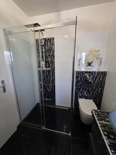 Oberkrämer - interessantes, saniertes & gepflegtes RMH mit Luxusausstattung – Gäste WC mit Dusche