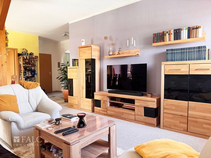 Extravagante Wohnung mit exklusivem Bad und Balkon sowie privatem Stellplatz und Einbauküche – Wohnzimmer