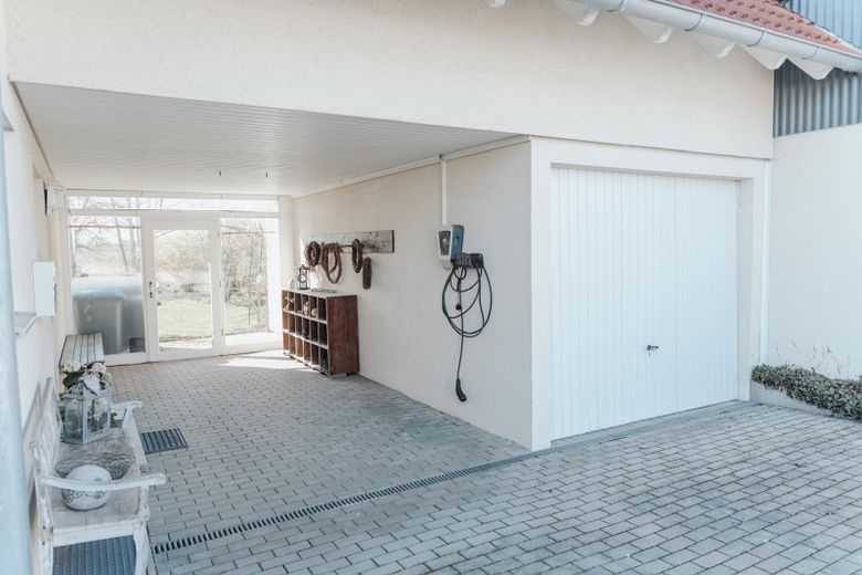 Field-edge location & sunset, detached single-family house with 224 sqm and PV system – Eingang/Carport/Garage/Walbox