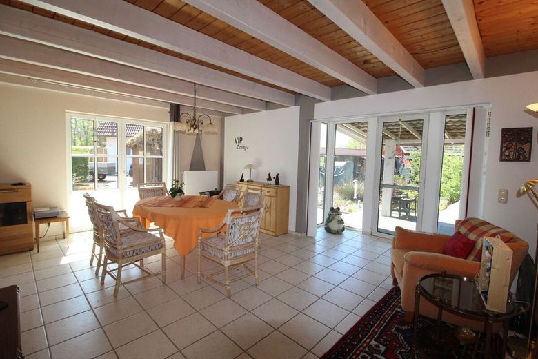 Exquisites Einfamilienhaus mit idyllischer  Gartenanlage + Teich, Saunahaus, Carport &amp; neue Heizung – Wohnzimmer mit Zugang zum Traugarten