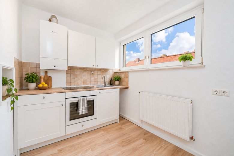 Renovated 3-room apartment with new fitted kitchen, privately offered and ready for occupancy – Neue Küche