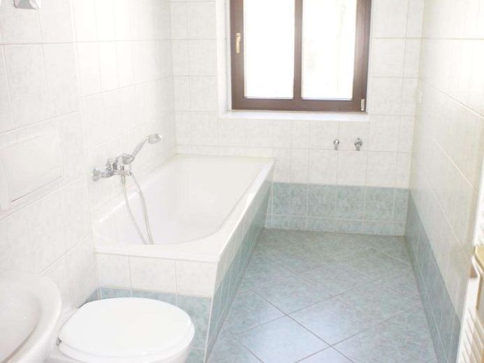 Frei ab 1.12.26 - Jetzt mit Laminat- Bad mit Wanne + Fenster !!! – Foto 1