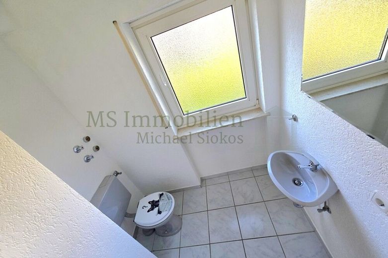 *** Charmante 4-Zimmer-Hochparterre-Wohnung mit Terrasse und Garten *** – Gäste-WC