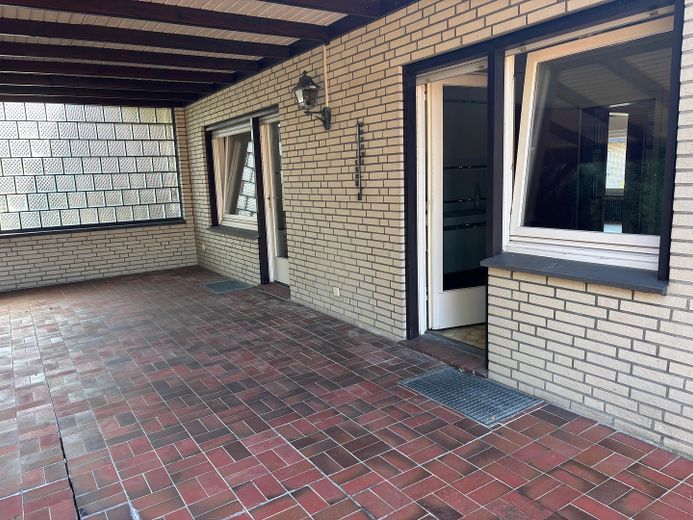 Bungalow mit großer Doppelgarage in ruhiger, zentraler Lage auf tollem Grundstück – Überdachte Terasse