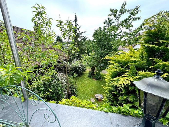 Wohnhaus mit Bauernhof – Blick ins Grüne