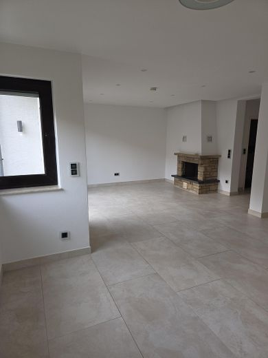 Hochwertiger 2-ZKB-Wohntraum, 2 Balkone, Feldrandlage, Provisionsfrei – Wohnzimmer mit Kamin