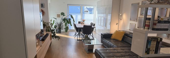 Apartamento de 3 habitaciones como nuevo (año de construcción 2021) con balcón de 15 m², aire acondicionado y plaza de garaje subterráneo – Lichtdurchfluteter Wohnbereich