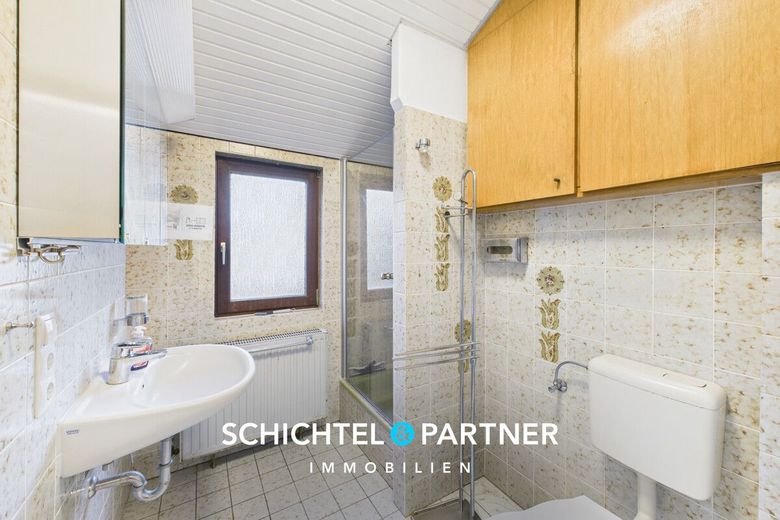 Bahnhofsvorstadt | Studentenhaus mit zwei Balkonen und Terrasse – S&amp;P | Duschbad
