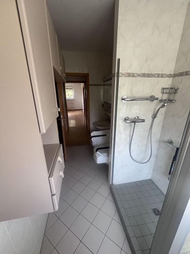 Frisch renovierte 75 m²-Wohnung mit Balkon, Aufzug & EBK in Hannover-Bothfeld-Vahrenheide – Duschbad