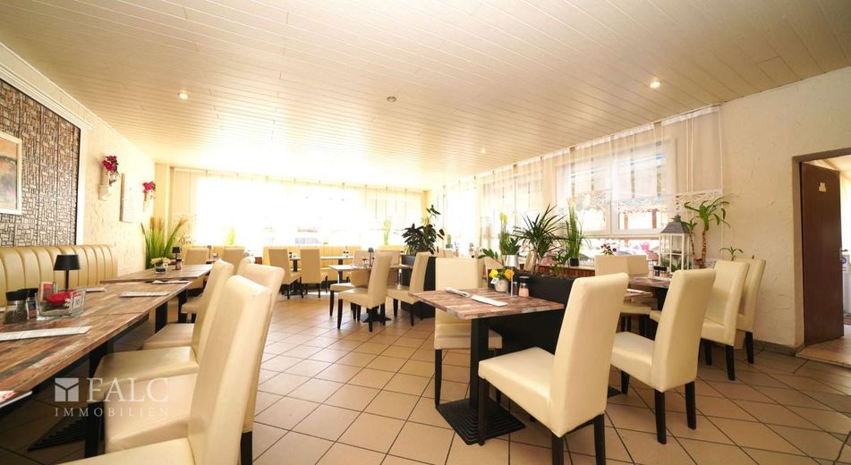 Jetzt zuschlagen! Saisonstarkes Restaurant mit Laufkundschaft! Direkt am Freibad - FALC Immobilien – Restaurant - Essbereich