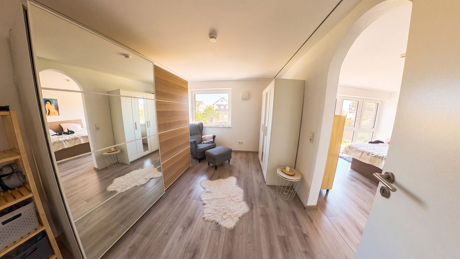 Modernisiertes Familienhaus mit Pool, Sauna, Flächenkühlung/Heizung, Smart Home & PV-Anlage – Ankleide