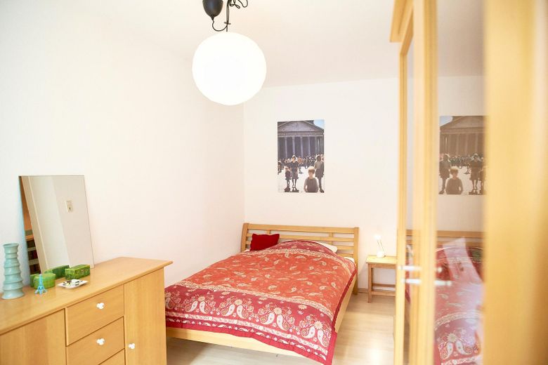 Merkezi konumda ankastre mutfaklı ve carportlu mobilyalı 2 odalı daire – Schafzimmer