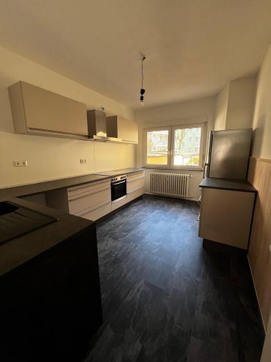 3 Zimmer Wohnung mit Einbauküche, saniertem Badezimmer und sep. WC – Küche