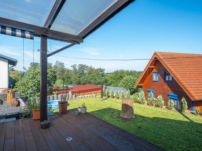 Exklusiver freistehender Bungalow mit Einliegerwohnung, Fernblick, Doppelgarage & großem Garten – Foto 27