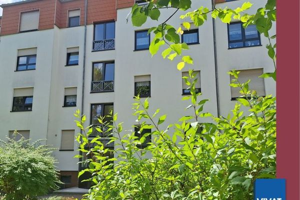 Appartement ensoleillé de trois pièces au calme dans un écrin de verdure avec garage. Sans commission d’acquéreur !