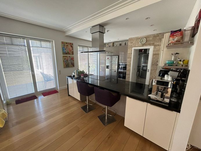 Große und modern-luxuriös ausgestattete Villa im Toskana-Stil am Hamburger Stadtrand zu verkaufen – Küche (2)
