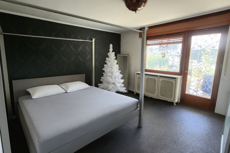 Großes Einfamilienhaus mit Einliegerbereich – ideal für Wohnen, Praxis oder Homeoffice – Schlafzimmer 2 mit Gartenblick