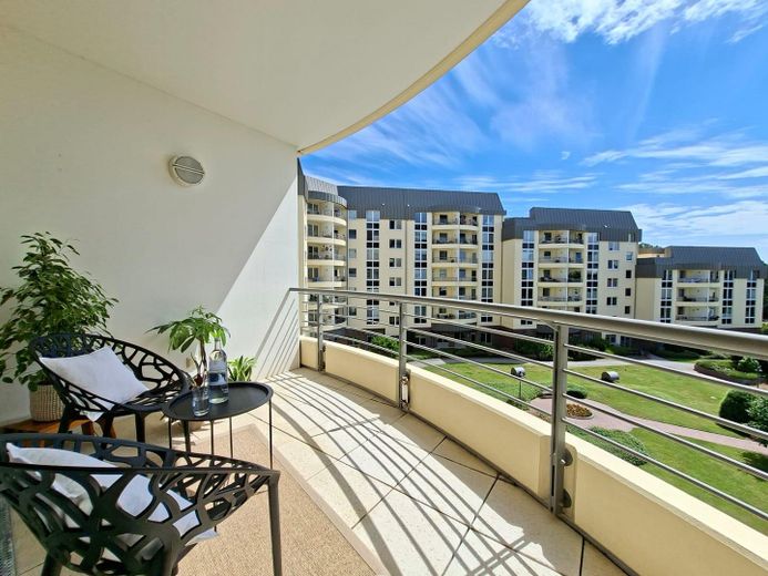 KURPARK-RESIDENZ Appartement en copropriété de 2 pièces, piscine/jacuzzi/sauna inclus dans les charges de copropriété, pompe à chaleur ! 1 place de parking en garage souterrain – Überdachter Südost-Balkon