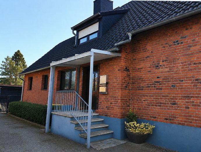 Modernisiertes EFH mit zwei Wohneinheiten auf 1808 qm Grunstück – Hauseingang