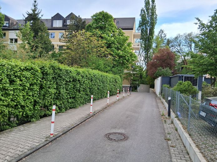 Bezugsfreie 2-Zimmer-Eigentumswohnung mit TG in ruhiger Lage nahe Englischem Garten – Zufahrtsweg zu Haus und Garage