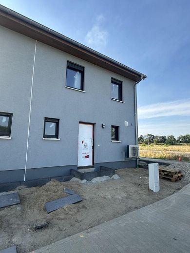 Neubau-Doppelhaushälfte (5 Zi.) mit Garten & Stellplatz – nur noch 1 verfügbar | nahe Berlin/Potsdam – Rechte Doppelhaushälfte Front