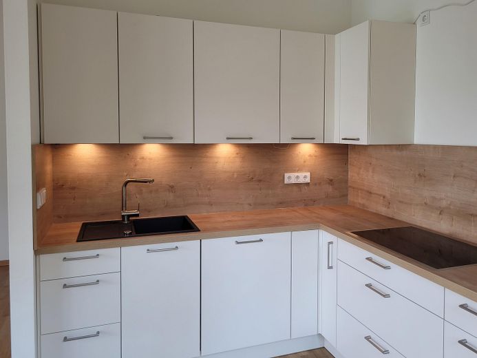 ERSTBEZUG – Traum am Cospudener See: 2-Raum-Wohnung mit Sonnenbalkon, EBK und TG-Stellplatz – Einbauküche (2)