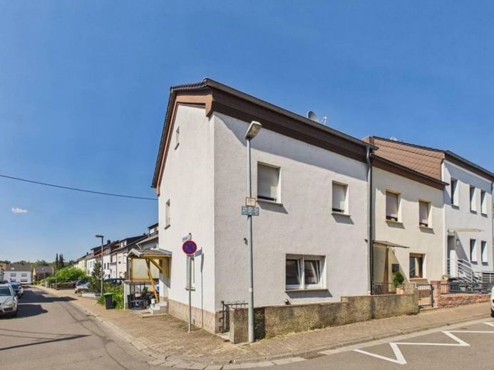 Reihenendhaus mit ca. 108 m² Wohnfläche – zuletzt 2010 modernisiert – in Toplage von Saarlouis! – Foto 1