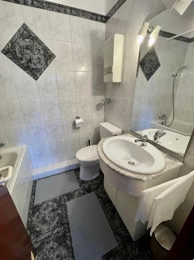 Balkonlu, asansörlü, ankastre mutfaklı, yüzme havuzlu/saunalı ve isteğe bağlı kapalı otopark yeri bulunan, tamamen mobilyalı 49 m² daire – Fotoğraf 4