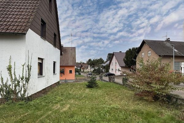 Terreno con anchura y 1252 m² de superficie – Ideal para obra nueva y desarrollo de proyectos en Bretten