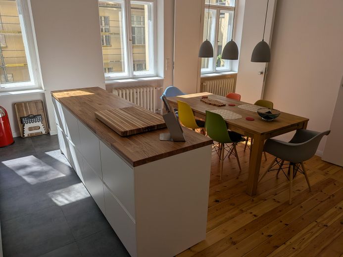 Berlin-Wilmersdorf’da hemen taşınılmaya uygun, yeni yenilenmiş, tamamen mobilyalı 85 m² eski bina dairesi – Fotoğraf 3