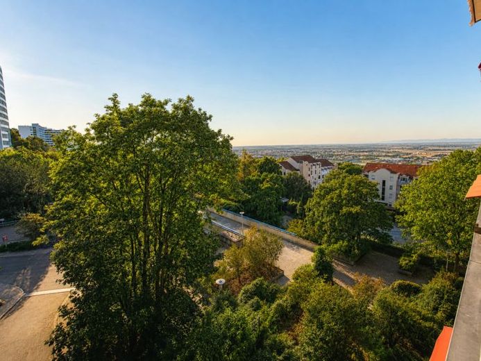 Abitare con vista panoramica – attraente appartamento di 3,5 locali con balcone coperto e garage sotterraneo – Foto 1