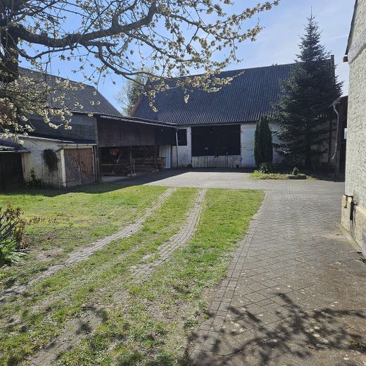 Hofanlage mit Wohnhaus, Scheune & ca. 5.000 m² Land – provisionsfrei – Hausansicht mit Garten