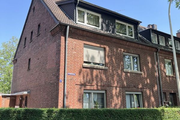 Casa de tres viviendas con jardín en una ubicación céntrica de Frechen