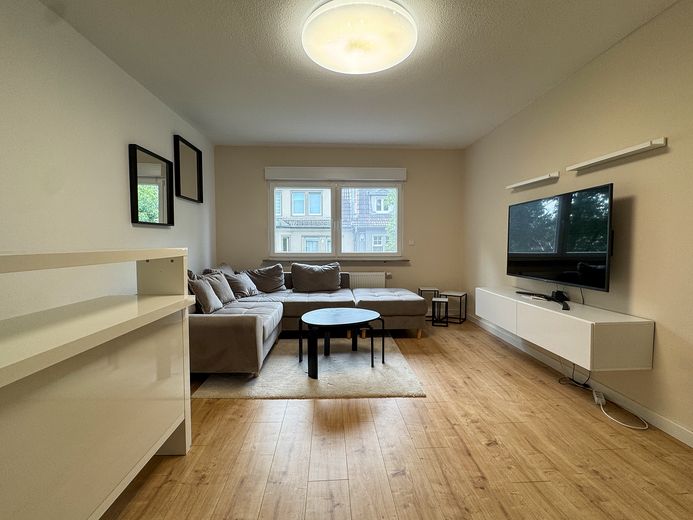 zentrale 3 Zimmer Wohnung mit Wintergarten – Wohnzimmer