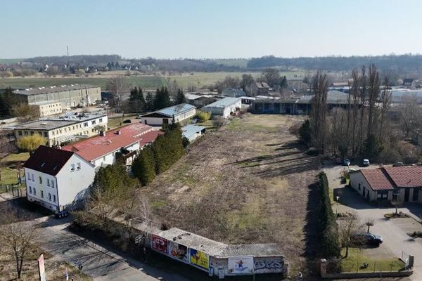 Terrain commercial - situé au centre - constructible à court terme