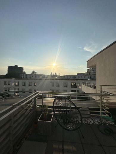 Lichtdurchflutete Wohnung mit Dachterrasse im Candis Quartier – Foto 1