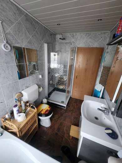 4-pokojowe mieszkanie w spokojnej lokalizacji – Badezimmer