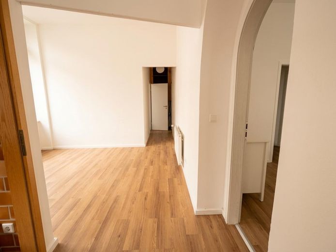 Stadtgarten के पास नई फिटेड किचन सहित शानदार 3-कमरों वाला अपार्टमेंट – Wohnzimmer + Flur