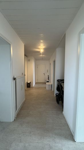 Appartement de 3 pièces à Maintal-Bischofsheim : balcon avec vue sur la skyline, cuisine équipée et garage – Photo 2
