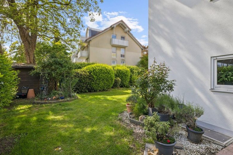 EG-Wohnung mit 134 m² großem Süd-Westgarten und direkt zugänglichem beheiztem Hobbyraum (21 m²) – Garten