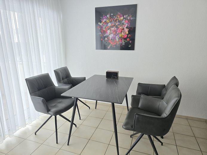 Appartamento arredato di 2 locali con balcone a Norimberga Maxfeld, proprio accanto al parco cittadino – Wohnzimmer